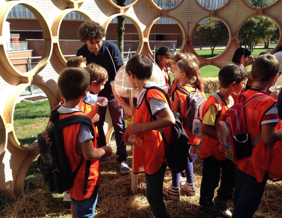 L'architetto Francesco Lipari introduce il progetto ad una scolaresca. Foto: Anotherstudio